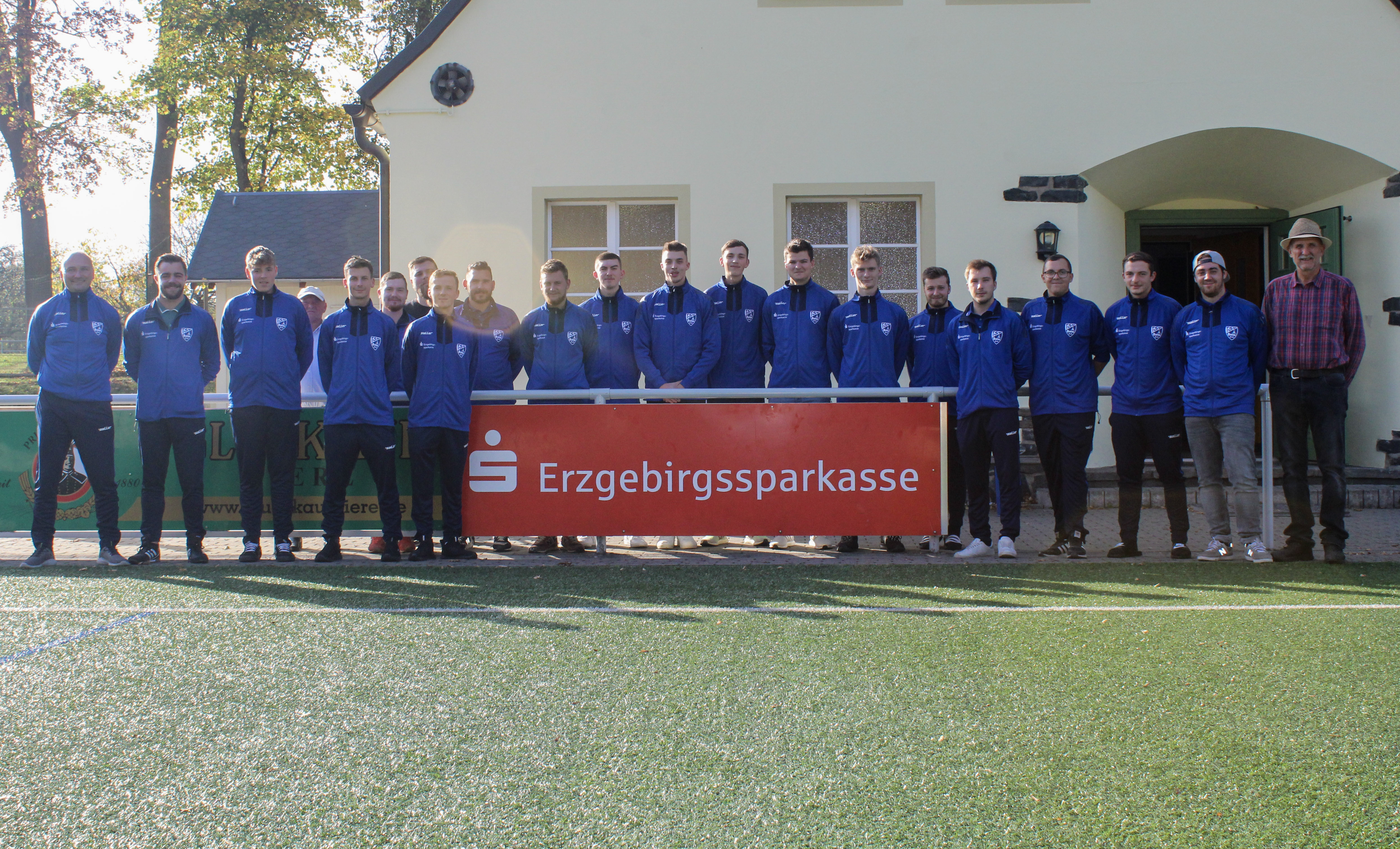 1, Mannschaft Saison 2022/2023 mit Trainingsanzügen von Erzgebirgssparkasse